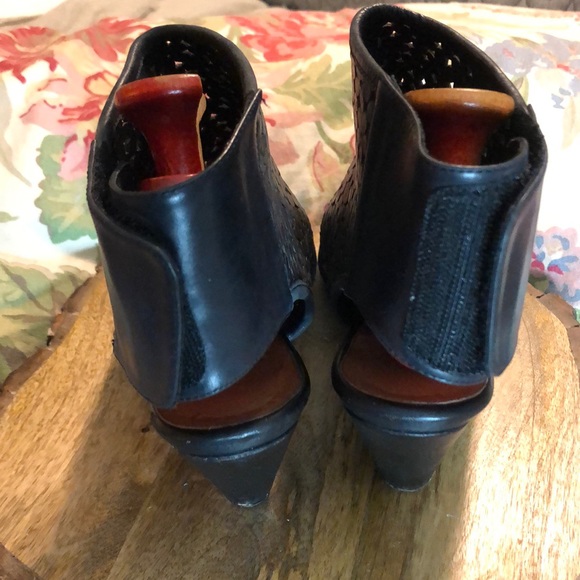 GREAT MOMENTS Size 11 Premier VHeel Floral Leather Laser Cut-Out Design Velcro - Picture 15 of 16